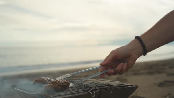 휴대용 해변에 햄버거 커틀릿을 클로즈업 — 비디오