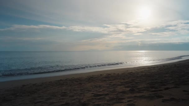 Gün Batımında Deniz Manzarası Dağlarda Güneş Bulutlarda — Stok video