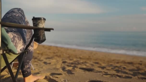 Una Giovane Donna Seduta Una Sedia Verde Sull Oceano Tramonto — Video Stock