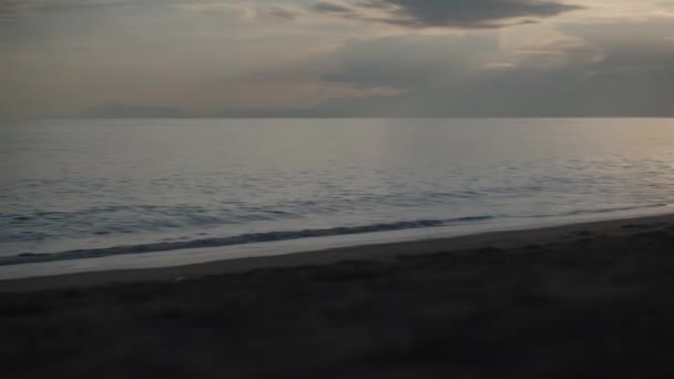 Playa Junto Mar Atardecer Cámara Eleva Hacia Cielo Sol Está — Vídeos de Stock