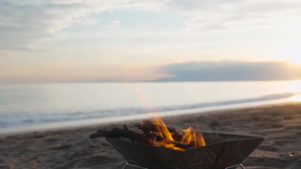 海滨的一个小型烤肉场失火 相机在一个圆圈里移动 夕阳西下 — 图库视频影像