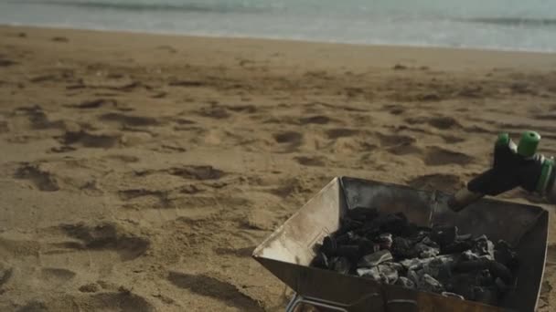 Izgaradaki Kömürleri Deniz Kıyısındaki Bir Gaz Ocağıyla Yakıyorum Yavaş Çekim — Stok video