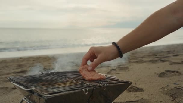 Picnic Lângă Mare Pus Două Chiftele Burger Grătar Apropiere — Videoclip de stoc