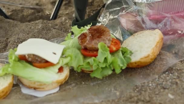 Verzamelen Hamburgers Het Zand Bij Zee Doe Kaas Een Kotelet — Stockvideo