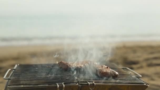 Mięso Smaży Się Brzegu Tle Morza Zbliżenie Zwolnione Tempo Dym — Wideo stockowe