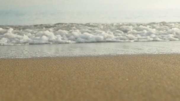 Sneeuwwitschuim Met Belletjes Zeegolf Het Zand Close Slow Motion — Stockvideo