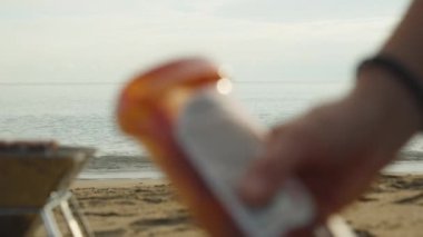 Deniz kıyısında piknik, dikkatler denizden ızgaraya ve üzerine ketçap döktüğüm çöreklere kayıyor..