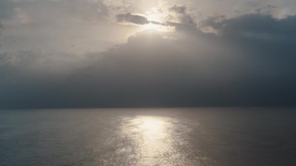 Een Storm Zee Een Zwarte Lucht Verte Weerkaatsing Van Zon — Stockvideo
