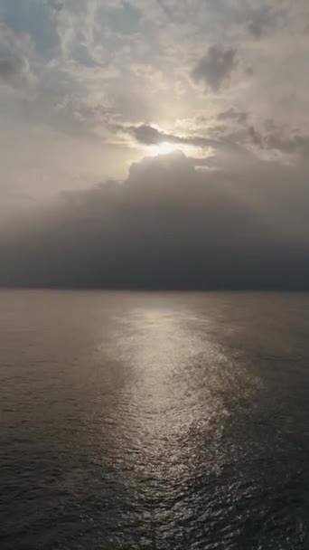네트워크를위한 비디오 거리의 폭풍우 구름은 태양을 마지막 광선은 구름을 분해하고있다 — 비디오
