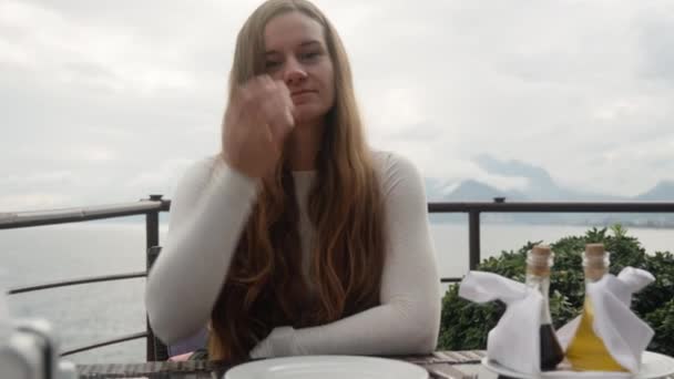 Młoda Kobieta Restauracji Skraju Klifu Morzu Chmurna Pogoda — Wideo stockowe