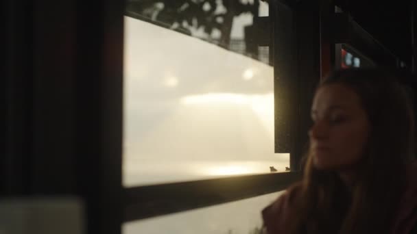 Młoda Kobieta Kawiarni Nad Morzem Wyglądająca Przez Okno Tle Zachód — Wideo stockowe