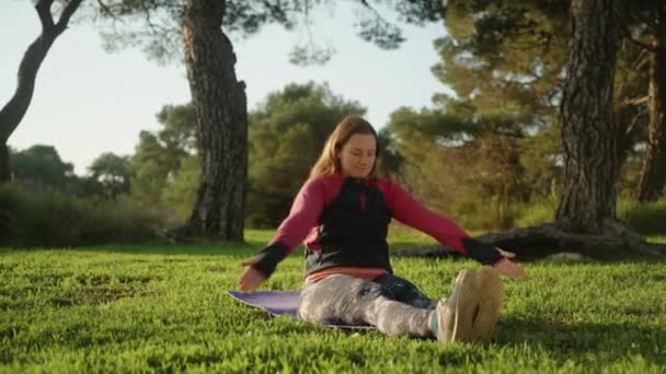 Yoga Kurse Auf Dem Grünen Gras Wald Morgengrauen Greift Die — Stockvideo