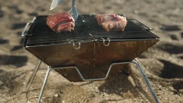 Dois Pedaços Carne Grelhada São Cozidos Carvão Viro Com Pinças — Vídeo de Stock
