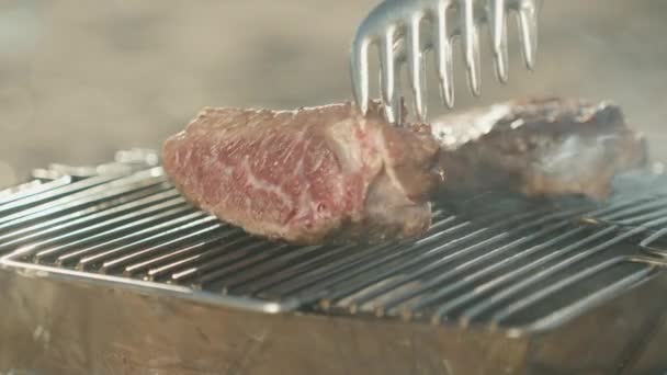 Pedaço Carne Assada Vista Lateral Perto Viro Com Pinças — Vídeo de Stock