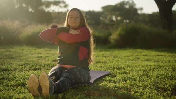 Promienie Porannego Słońca Oświetlają Młodą Kobietę Uprawia Sport Lesie Macie — Wideo stockowe