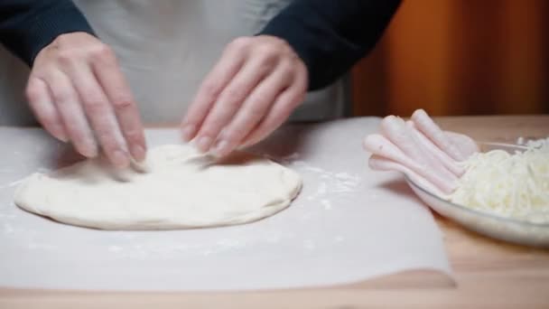 Giovane Cucina Pizza Rotolare Impasto Con Mani Sul Tavolo Accanto — Video Stock