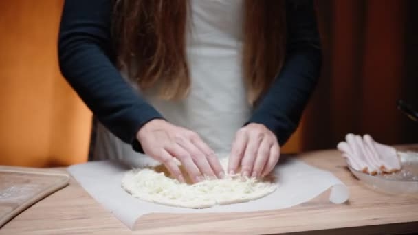 Nous Préparons Une Pizza Jeune Femme Distribue Fromage Sur Pâte — Video