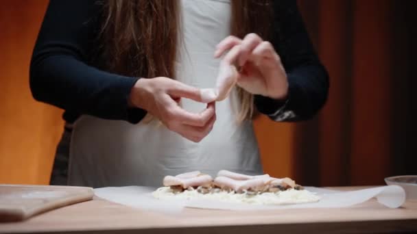 Die Junge Frau Kocht Hausgemachte Pizza Legt Eine Füllung Mit — Stockvideo
