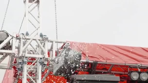 Yapay Kar Yapan Bir Makine Yukarıdan Kar Püskürtüyor Köpük Kutlama — Stok video