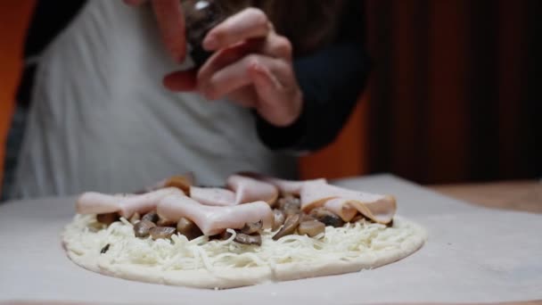 Joven Cocina Pizza Antes Ponerla Horno Sal Pimienta Primer Plano — Vídeo de stock