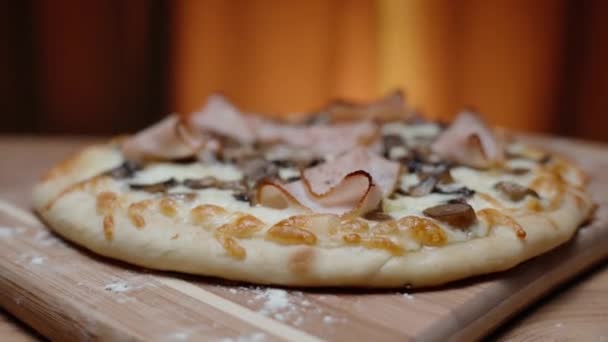 Домашняя Сырная Пицца Грибами Ветчиной Свежеприготовленная Горячая Крупный План Вид — стоковое видео
