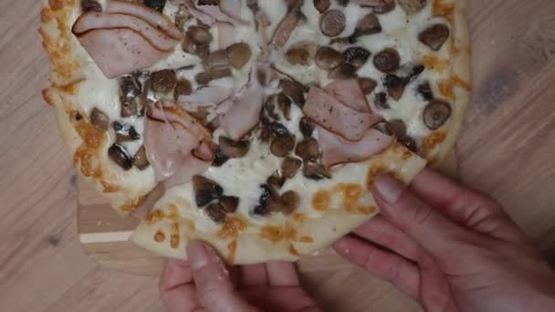 Вид Сверху Горячей Домашней Пиццы Грибами Беру Два Куска Рву — стоковое видео