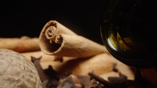 Kryddor Utspridda Bordet Efter Att Gjort Glögg Vin Droppar Från — Stockvideo