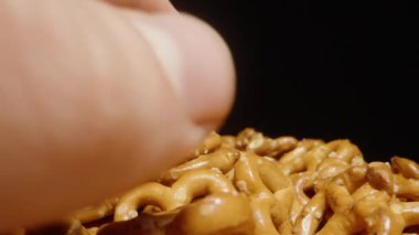 Bir avuç tuzlu mini kraker, bir avuç dolusu alırım. Aşırı yakın çekim, yavaş çekim