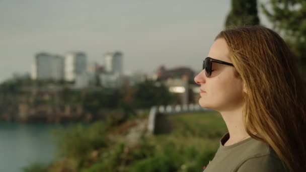 Retrato Una Joven Con Gafas Sol Cerca Mira Mar Desde — Vídeos de Stock