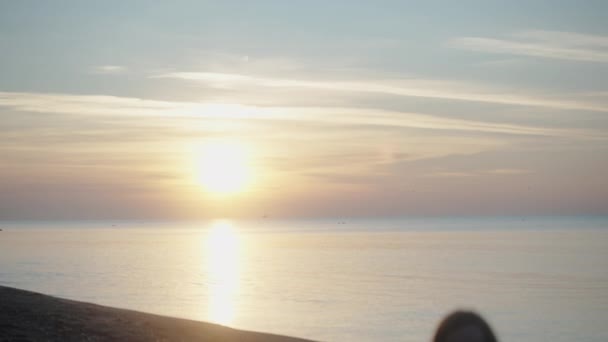 Młoda Kobieta Nad Morzem Wschodzie Słońca Siada Macie Sportowej Zdejmuje — Wideo stockowe