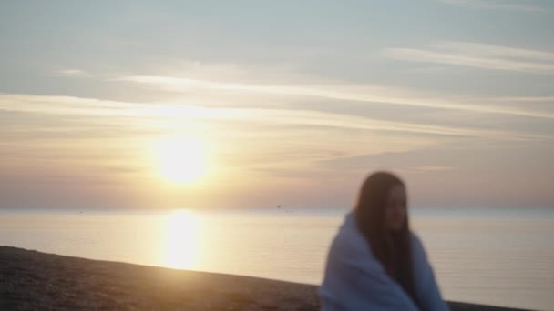 Sonnenaufgang Meer Die Junge Frau Treibt Frühmorgens Sport Strand Dehnt — Stockvideo