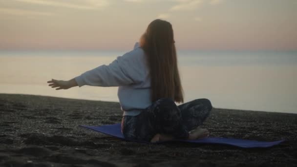 Sport Treiben Meeresufer Frühmorgens Morgengrauen Die Junge Frau Macht Ein — Stockvideo