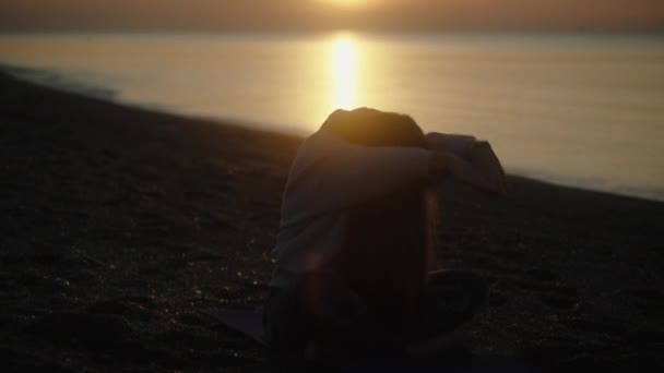 Joga Świcie Wybrzeżu Młoda Kobieta Siedzi Dywanie Wyciąga Ręce Słońca — Wideo stockowe