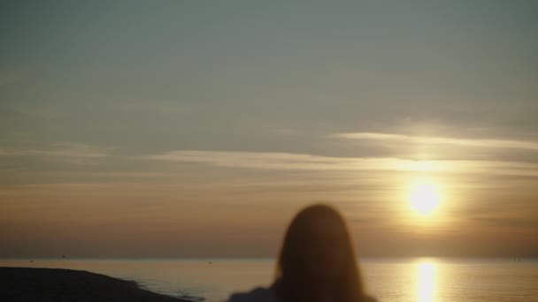 Joga Świcie Wybrzeżu Młoda Kobieta Siedzi Dywanie Wyciąga Ręce Słońca — Wideo stockowe