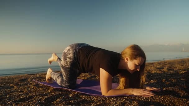 Rano Fitness Plaży Nad Morzem Młoda Kobieta Psiej Pozie Wykonuje — Wideo stockowe