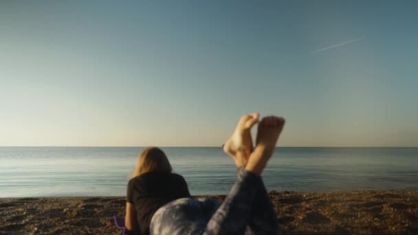 Morze Świcie Łódka Rybacka Młoda Kobieta Leżąca Plaży Nogami Górze — Wideo stockowe