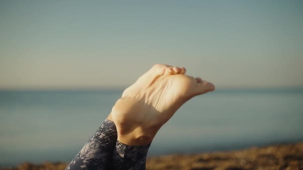 Nahé Nohy Mladé Ženy Zblízka Pozadí Moře Třít Sebe — Stock video