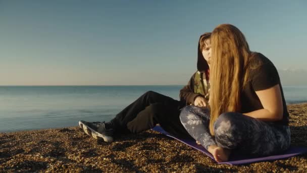 Young Couple Meets Sunrise Seashore Girl Puts Her Head Man — Stock Video