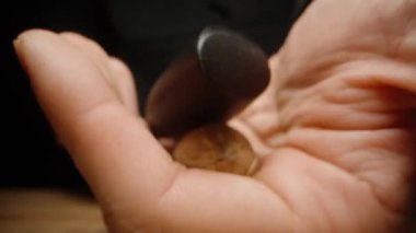 Elimde bir ceviz kırıyorum, ağır çekimde. Kabuk kenarlara doğru uçar..