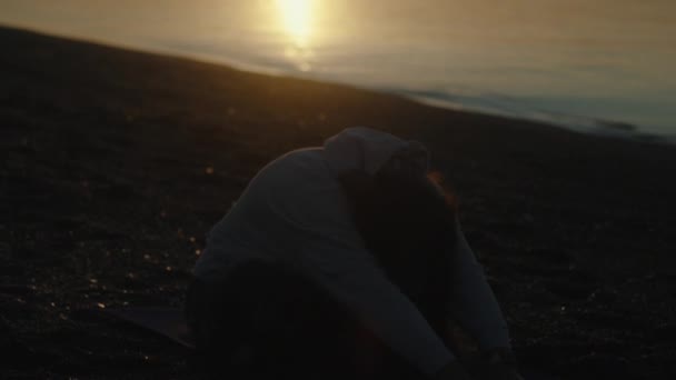 Eine Junge Frau Sitzt Morgengrauen Meer Und Meditiert Auf Einer — Stockvideo