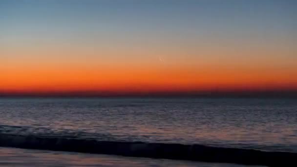 Time Lapse Dawn Sea Inglés Tira Delgada Luna Reemplazada Por — Vídeos de Stock