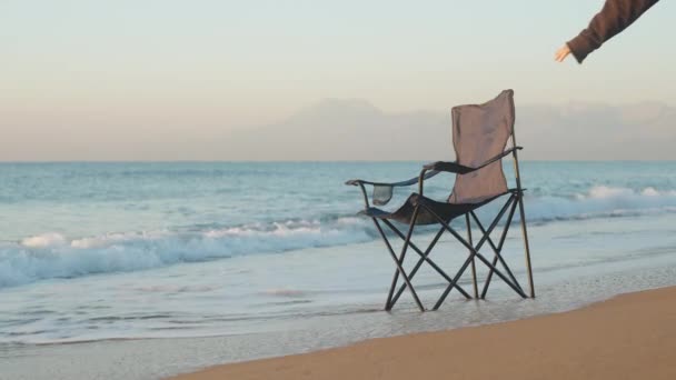 ロンリーサンディビーチの青い折りたたみ椅子 私はフレームからそれを取ります 低い動き — ストック動画