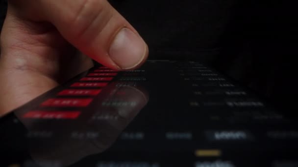 Ein Mann Blättert Seinem Handy Durch Kryptowährungen Der Börse Die — Stockvideo