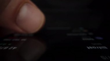 Telefonumdaki Borsa 'daki Kripto para birimlerinin listesini hızlıca gözden geçiriyorum. Dolly Kaydırıcı son derece yakın çekim