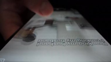 Hayat telefonda, bir adam kısa videolara hızla göz atıyor. Dolly Kaydırıcı son derece yakın çekim