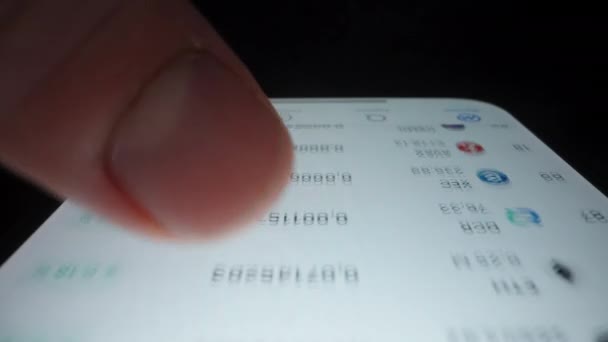 Kripto Para Birimlerinin Listesini Hızlıca Inceledim Telefonun Beyaz Arka Planı — Stok video