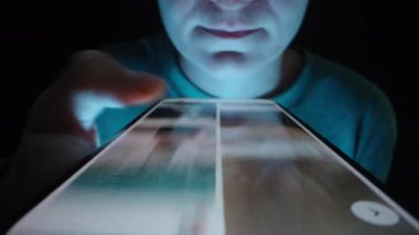 Genç kadın hızlı bir şekilde akıllı telefonuyla internetteki fotoğraflara bakıyor. Sosyal medya iletişimi. Dolly Kaydırıcı son derece yakın çekim