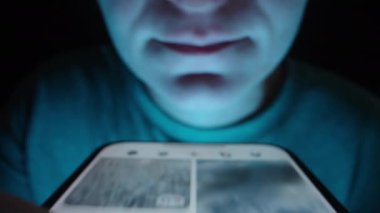 Genç kadın internetten fotoğraflara bakıyor. Hızlandırılmış çekim. Hayat sosyal ağlarda hızlı bir şekilde geçiyor. Dolly Kaydırıcı son derece yakın çekim