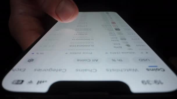 Telefonumun Beyaz Ekranı Nda Kripto Para Birimleri Listesi Bakıyorum Hepsi — Stok video