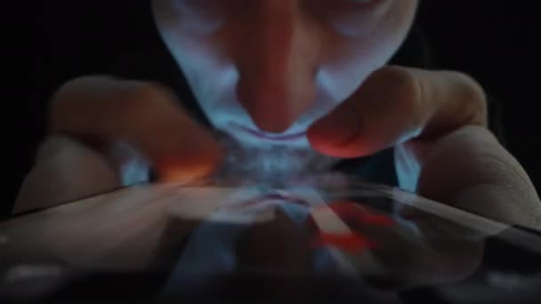 一个留着胡子的人在黑暗中快速地在社交媒体上通过他的电话 多利滑翔机极端特写 — 图库视频影像